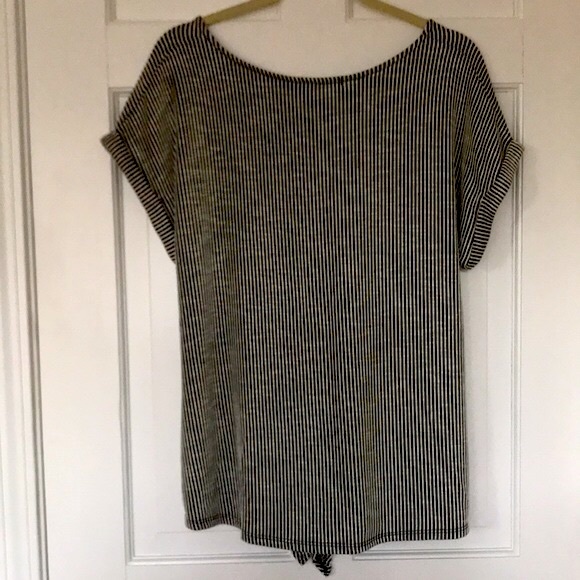 Short Sleeve Tie-front top - Picture 2 of 2